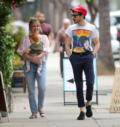 UTE PÅ TUR: Her er Hilary Duff avbildet sammen med datteren Banks og forloveden Matthew Koma i i Los Angeles i slutten av juni. Foto: NTB scanpix UTE PÅ TUR: Her er Hilary Duff avbildet sammen med datteren Banks og forloveden Matthew Koma i i Los Angeles i slutten av juni. Foto: NTB scanpix